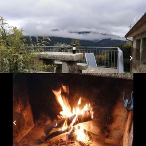 una hoguera con un banco y una mesa de picnic en Casa da Lage - Lareira - Vistas rio - Gerês, en Gerês