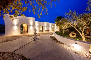 a house with a street light in front of it at Artmonia in Castalla