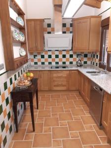 une cuisine avec une table avec un bol de fruits dessus dans l'établissement Casa rural Quinta de los Almiares, à Candeleda