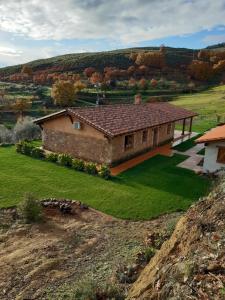 une vue aérienne d'une maison sur une colline dans l'établissement Casa rural Quinta de los Almiares, à Candeleda