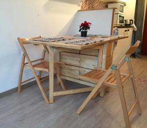 a wooden table with two chairs and a desk at Studio pied des pistes in Villard-de-Lans