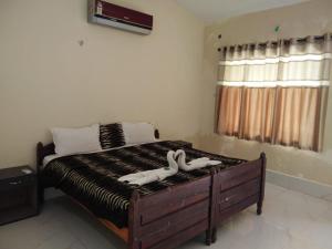 una camera da letto con un letto e due asciugamani di Van Vihar Resort a Dhanwār