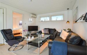 Posezení v ubytování 3 Bedroom Beautiful Home In Slagelse