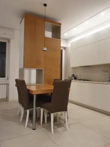 eine Küche mit einem Holztisch und Stühlen in der Unterkunft Federica's Guest House in Neapel