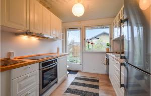 cocina con armarios blancos y ventana grande en Lovely Home In Slagelse With Wifi, en Slagelse