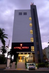 hotel z samochodem zaparkowanym przed nim w obiekcie Astoria Hotels Madurai w mieście Maduraj