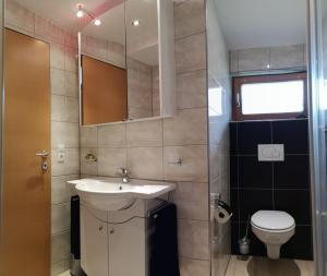 シュルンスにあるFerienhaus Adelaの洗面台とトイレ付きのバスルーム +3枚の写真