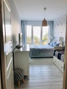 Postel nebo postele na pokoji v ubytování Biały Apartament Hampton w Playa Baltis