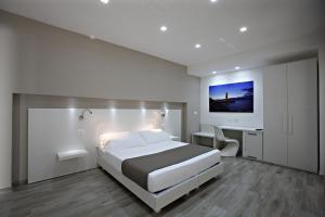 1 dormitorio con cama blanca, escritorio y cama sidx sidx sidx sidx sidx sidx en B&B High Definition, en Pellaro
