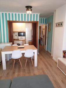 eine Küche und ein Wohnzimmer mit einem Tisch und Stühlen in der Unterkunft Apartamento Montes blancos in Jaca