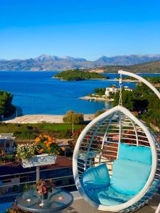 - Silla de espiral en un balcón con vistas al agua en Hotel Mira Mare, en Ksamil