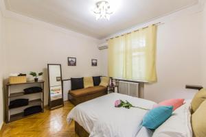 a living room with a bed and a couch at 2х-кімнатна квартира на Майдані Незалежності in Kyiv
