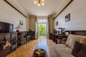 a living room with a couch and a table at 2х-кімнатна квартира на Майдані Незалежності in Kyiv