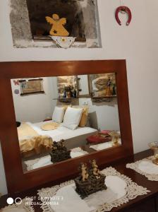 1 dormitorio con cama y espejo en Nimet Hanım Konağı, en Safranbolu