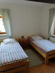 two twin beds in a room with a window at Karolingerweg in Lauterhofen