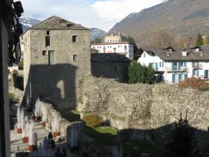 uma vista de uma cidade a partir de uma parede em Maison Jasmine em Aosta