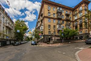 an empty street in front of a large brick building at 2х-кімнатна квартира на Майдані Незалежності in Kyiv