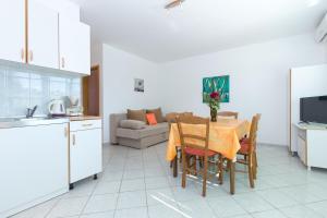 Kuchyňa alebo kuchynka v ubytovaní Apartments Krajina