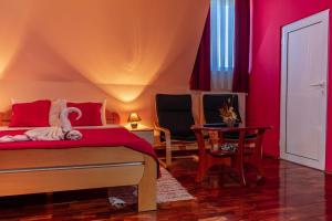 TV a/nebo společenská místnost v ubytování Garni Hotel Lama