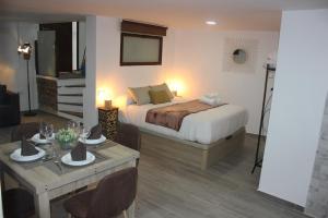 A bed or beds in a room at Loft Turístico en casco histórico, Wifi y TV satélite gratis