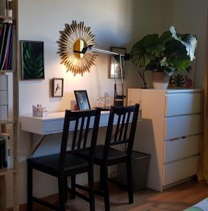 a desk with two chairs and a lamp and a mirror at ViaRhona cocooning room Frei Zimmer in Valleiry