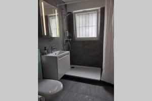 ห้องน้ำของ Ferienwohnung in Trin