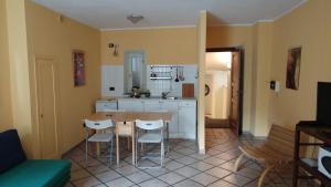 - une cuisine avec une table et des chaises dans la chambre dans l'établissement Casa De Giorgis, à Aoste