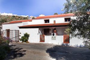 a white house with a red roof at Casa Rural en Hoya de Tunte 1 in San Bartolomé