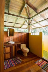 een badkamer met toilet en wastafel bij Casa Mil Flores in Cabo Matapalo