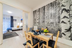 1 dormitorio y sala de estar con mesa de comedor. en Del Mar Apartment en Budapest