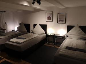 pokój z dwoma łóżkami i dwoma stołami z lampkami w obiekcie Ferienwohnung Nomeda w mieście Winterberg