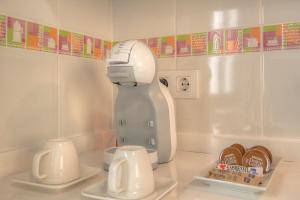 un secador de pelo sentado en un mostrador con dos tazas en Sonia´s City View, en Santa Cruz de la Palma 13 fotos más