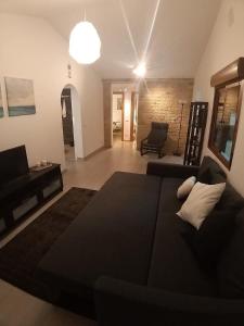 アガエテにあるCASA VISTAS TAMADABAのベッドルーム(大きな黒いベッド1台、ソファ付)