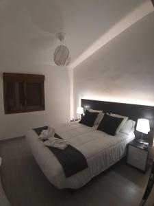 アガエテにあるCASA VISTAS TAMADABAの大きなベッドと2つのランプがある寝室 +39枚の写真