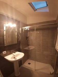 アガエテにあるCASA VISTAS TAMADABAの洗面台とガラスのシャワーを備えたバスルーム