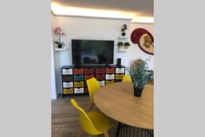 une salle à manger avec une table et des chaises jaunes dans l'établissement Fruitiers1, à Saint-Denis