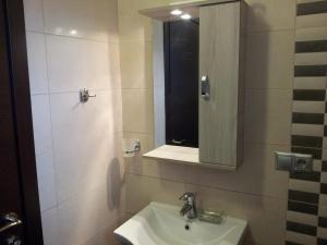 un baño con lavabo y espejo en Cozy and modern apartment, en Corfú 22 fotos más