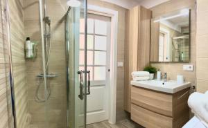 a bathroom with a shower and a sink at Pequeño paraíso frente al mar Playa Chica in Santa Cruz de Tenerife