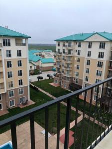 Ştefăneştii de JosDora High Life - North的从公寓大楼的阳台上可欣赏到风景。