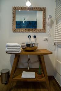 a bathroom with a bowl sink and a mirror at il Palchetto B&B di Charme e Design in Palermo