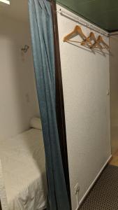 een klein bed met een blauwe baldakijn in een kamer bij Appt Résidence Gela, Piau Engaly (studio 6 pers) in Aragnouet