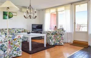 sala de estar con mesa y 2 sillas en 2 Bedroom Pet Friendly Apartment In Vetlanda, en Vetlanda