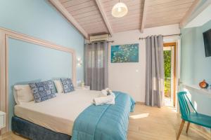 Flisvos Seaside Apartments tesisinde bir odada yatak veya yataklar