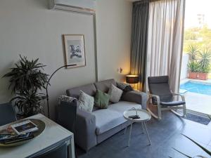 Duplex Maisonette with Heated P-Pool and Jacuzzi的休息区