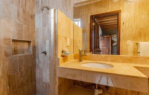 Koupelna v ubytování Olas Altas Suites Departamentos + 37 fotografií