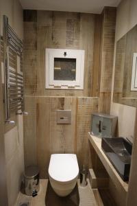 uma casa de banho com um WC e um lavatório em Eros - Luxurious Apartment em Tessalônica