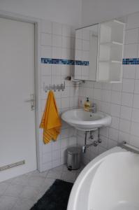 La salle de bains est pourvue d'un lavabo et d'un miroir. dans l'établissement 2 Schlafzimmer Apartment, à Linz