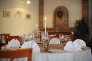 Reštaurácia alebo iné gastronomické zariadenie v ubytovaní Hotel Villa Völgy Wellness & Konferencia