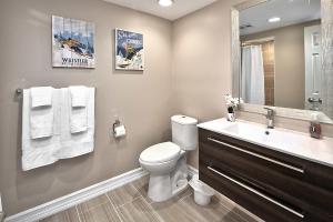 Ένα μπάνιο στο Large luxurious upper floor condo in Sierra Lane +17 φωτογραφίες