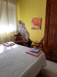 1 dormitorio con 1 cama con 2 toallas en Villa Santa Elena B&B - Country Home Holiday, en Sala Consilina
